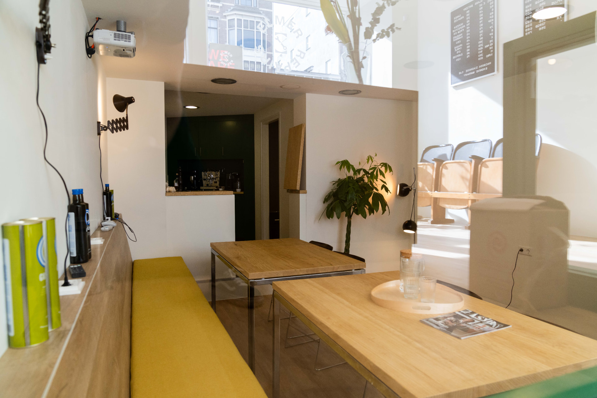 Interieur van de winkel van Resell Amsterdam
