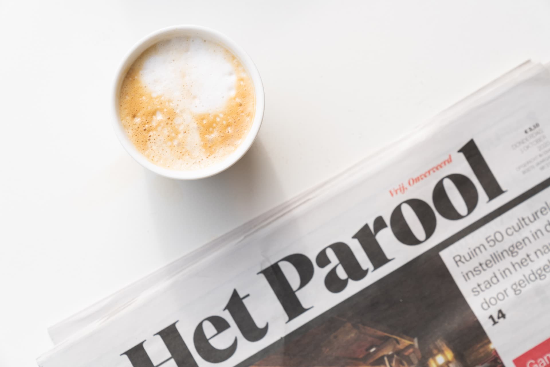 Koffie en de krant tijdens het wachten